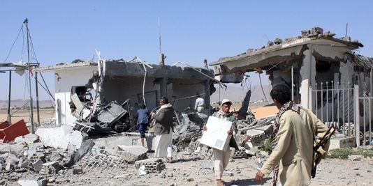 عاصفة الحزم تركز عملياتها في شبوة والحوثيون يسيطرون على قاعدة في باب المندب