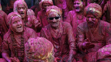 رجال يغطيهم الطلاء الأحمر خلال احتفالات هولي بمناسبة دخول فصل الربيع، النيبال، 26 فبراير/شباط 2015  