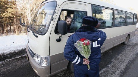 روسيا - شرطي مرور يخفي باقة من الورود ليفاجئ بها امرأة في عيدها