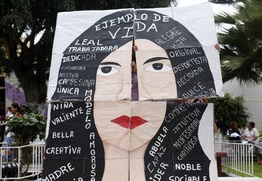 البيرو - لوحة معايدة للمرأة في عيدها أمام سجن نسائي