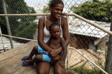 البرازيل - امرأة مع ابنها في عيدها 