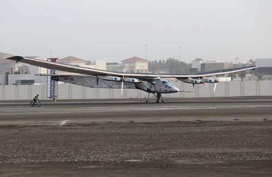  الطائرة تقلع من مطار البطين الخاص في أبو ظبي بالإمارات، 9 مارس/آذار 