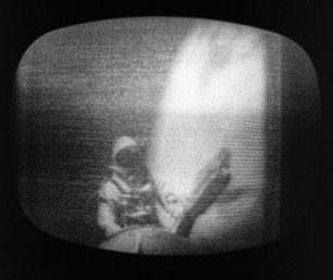  رائد الفضاء أليكسي ليونوف يقوم برحلة أولى في الفضاء المكشوف استغرقت 12 دقيقة