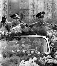 رائدا الفضاء أليكسي ليونوف وبافيل بيلايف يركبان  سيارة تسير في شوارع موسكو بعد إنجاز الرحلة الفضائية