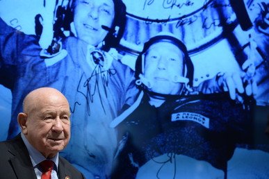 أليكسي ليونوف يزور معرض  "أوميغا" في مدينة سوتشي عاصمة الدورة الأولمبية الشتوية