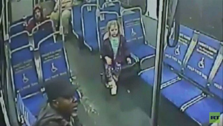 طفلة الأربع سنوات تغادر منزل والديها بحثا عن مغامرة (فيديو)