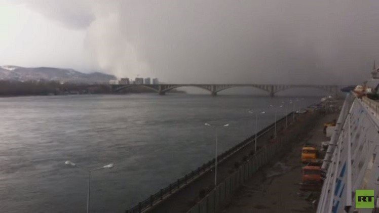 إعصار ثلجي يحجب الرؤية خلال ثوان (فيديو)