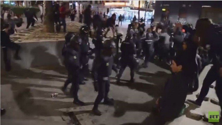 الشرطة الإسبانية تفرق محتجين على اعتقال فوضويين في مدريد (فيديو)