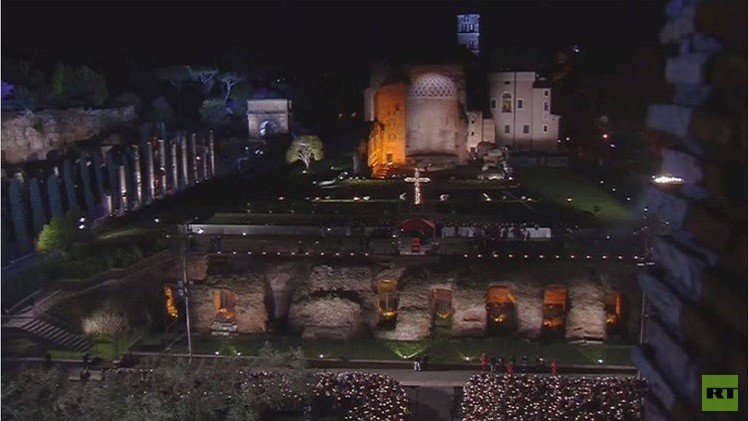 فيديو..البابا فرانسيس يترأس السير في درب الصليب