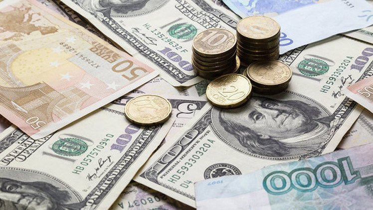 الروبل يتابع مسيرة التعافي مسجلا أرقاما قياسية في 2015