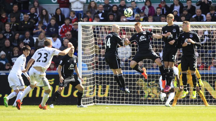 أشواك إيفرتون تعرقل مشوار سوانزي إلى الدوري الأوروبي