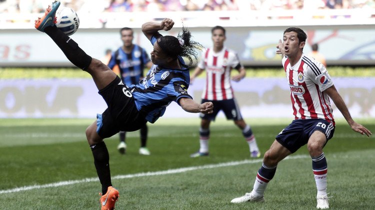 (فيديو) رونالدينيو يعود بلقطة فنية كروية مميزة 