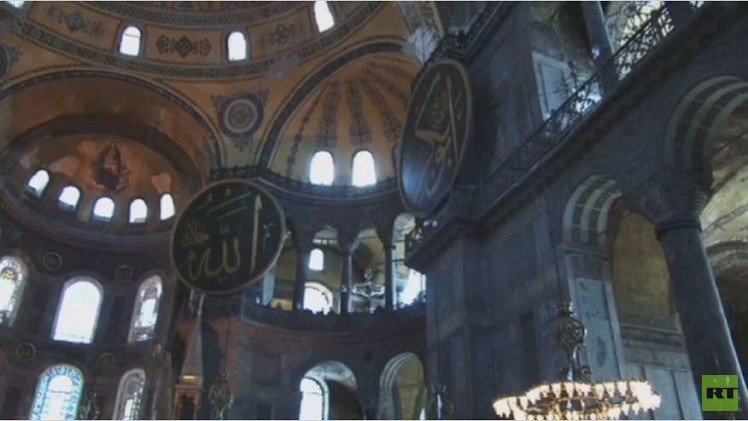 تلاوة القرآن في مسجد أيا صوفيا في إسطنبول (فيديو)