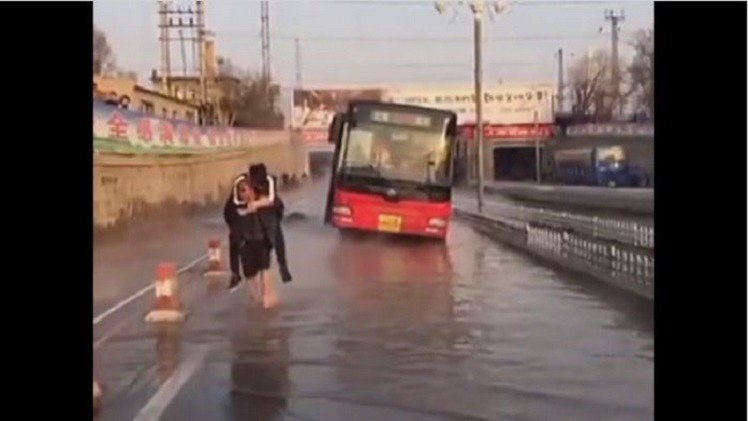 فيديو..عامل مناجم صيني يغدو بطلا في أعين مستخدمي الإنترنت بالصين