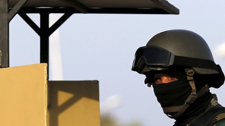مقتل 3 من أفراد الجيش المصري بانفجار مدرعة ..وحملات أمنية واسعة شمال سيناء