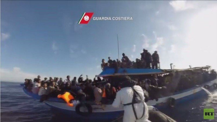 مفرزة إيطالية من خفر السواحل تنقذ 144 مهاجرا بالقرب من السواحل الليبية (فيديو)