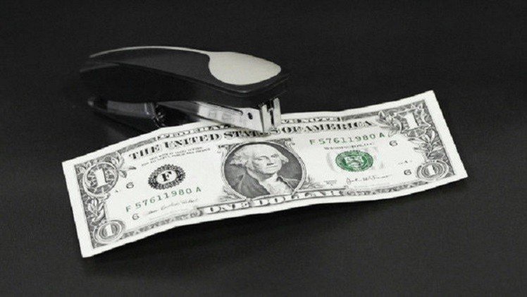 الدولار يتراجع دون عتبة 51 روبلا