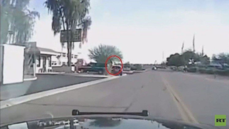 سيارة شرطة تدهس لصا بعد قيامه بعدد من الجرائم في يوم واحد (فيديو)