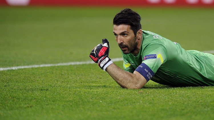 بوفون يستبعد اعتزال كرة القدم حاليا