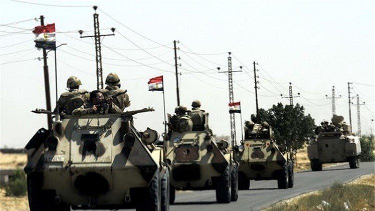 مقتل 3 من أفراد الجيش المصري بانفجار مدرعة ..وحملات أمنية واسعة شمال سيناء