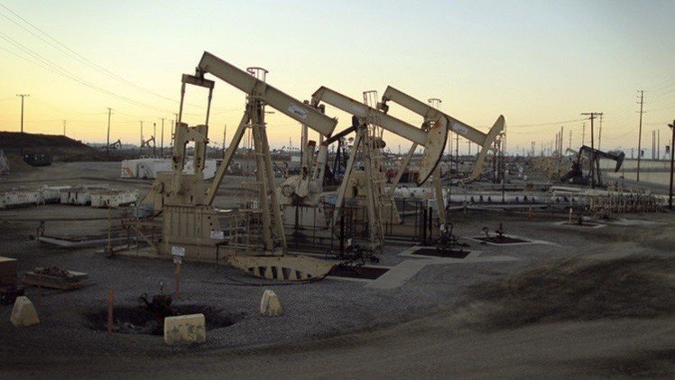 النفط يواصل ارتفاعه وبرنت يحوم حول 64 دولارا للبرميل