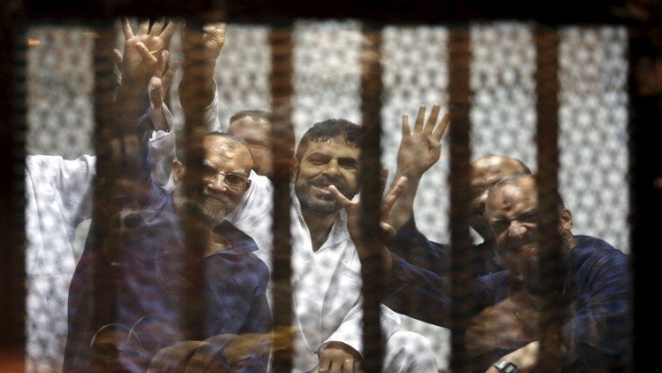 الحكم بسجن مرسي و12 من جماعة الإخوان لمدة 20 سـنة
