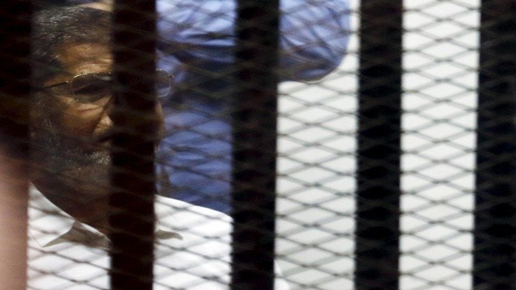 الحكم بالسجن 20 سنة على الرئيس المصري السابق محمد مرسي في قضية 