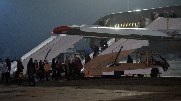 طائرتان روسيتان تجليان نحو 300 شخص من اليمن (فيديو)