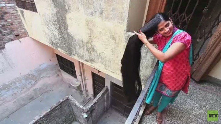 هندية تسعى لدخول كتاب غينيس بشعرها الطويل (فيديو)