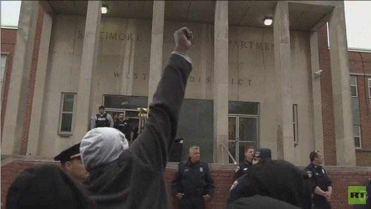 احتجاجات في بالتيمور الأمريكية على مقتل مواطن أسود على يد الشرطة (فيديو)