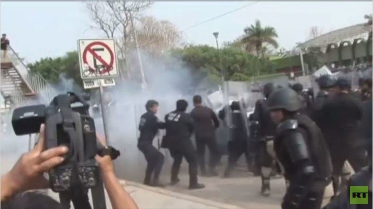 اشتباكات بين الشرطة ومحتجين في تشياباس المكسيكية (فيديو)