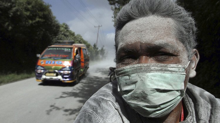 (صورة) لاعبو فريق للهواة يرتدون الأقنعة بسبب بركان تشيلي
