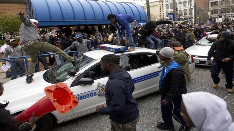 متظاهرو بالتيمور يتحدون حظر التجوال.. والشرطة تعتقل أكثر من 60 شخصا في نيويورك (فيديو + صور)
