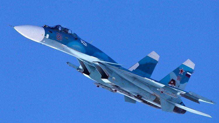 تدريبات تكتيكية لمقاتلات أسطول الشمال الروسي مع إطلاق صواريخ "جو-جو"