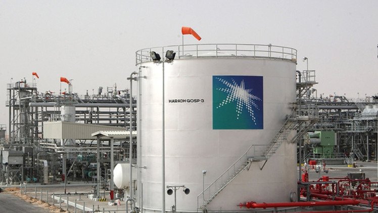 النفط يهبط بسبب وفرة المعروض رغم التعديل الحكومي في السعودية