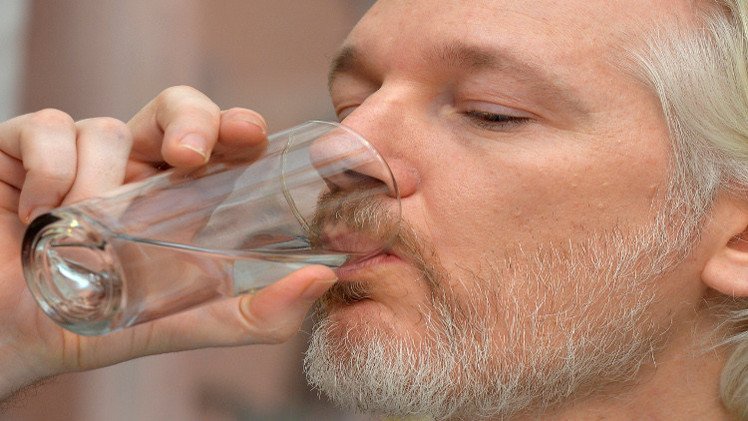 القضاء السويدي يعيد النظر في قرار توقيف أسانج