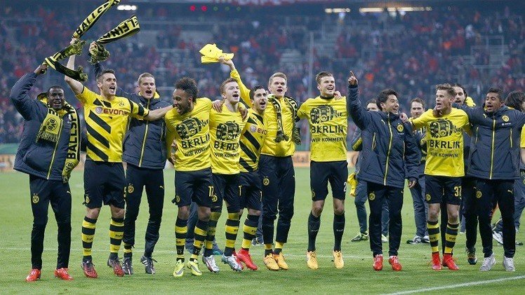 يورغن كلوب يقتحم الملعب "بجنون" بعد فوز دورتموند .. (فيديو)