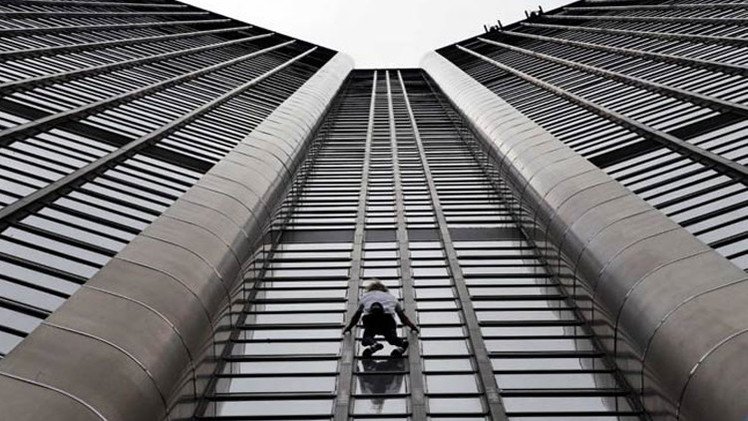 الرجل العنكبوت الفرنسي يتسلق برج باريس من أجل ضحايا زلزال النيبال (فيديو)