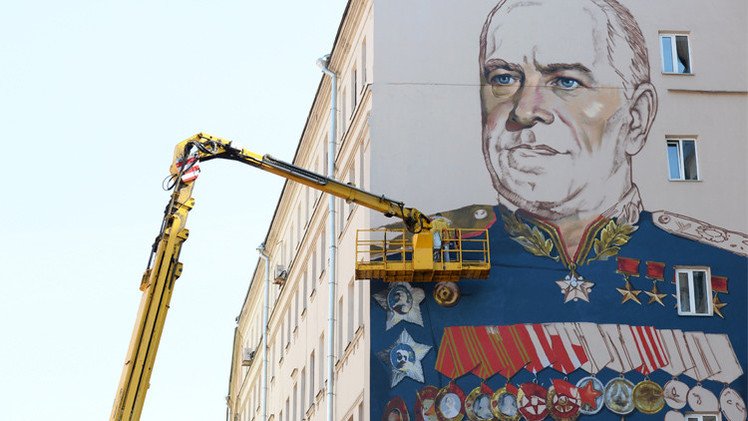 أكبر لوحة للمارشال جوكوف تزيّن مبنى في شارع أرباط بموسكو