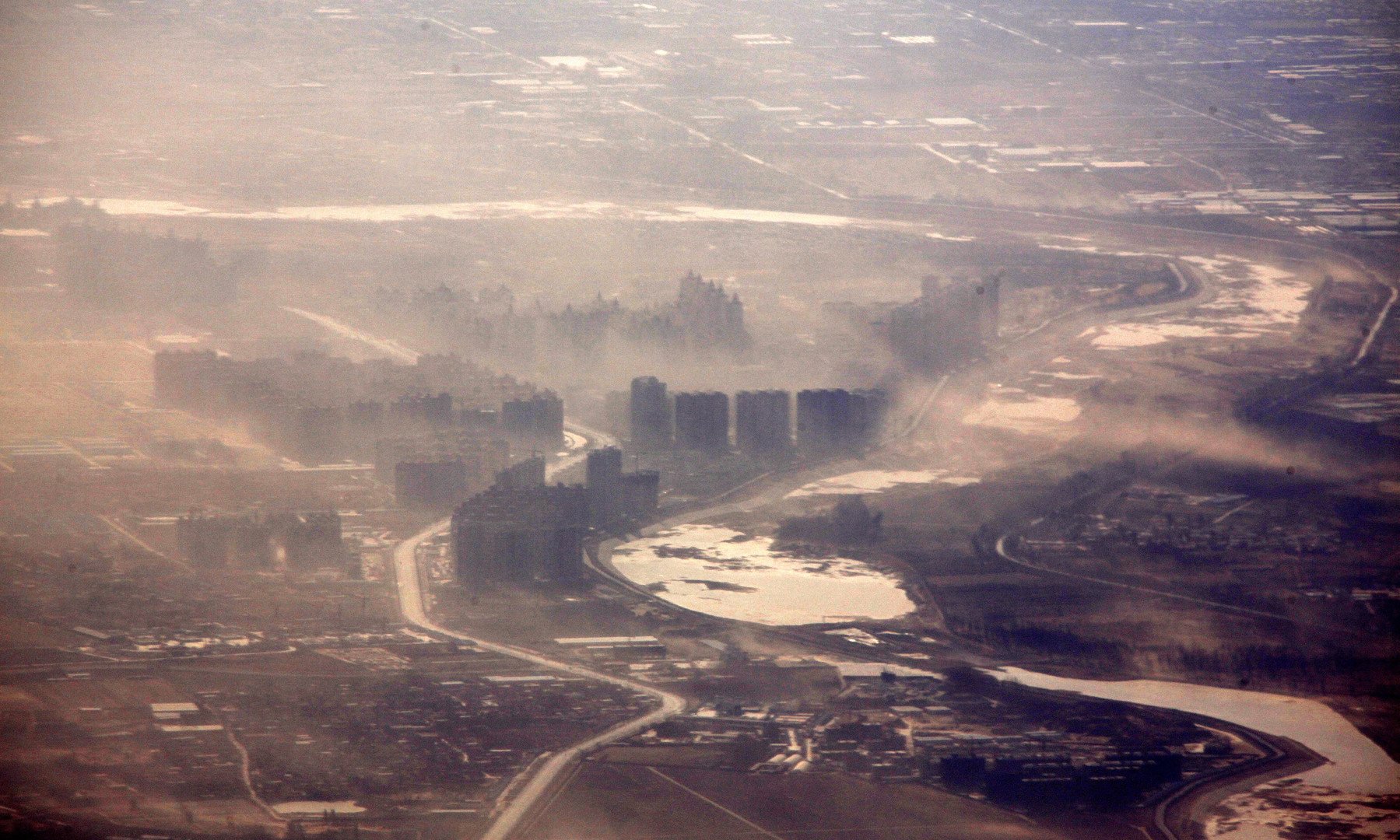 عاصفة ترابية تجتاح المباني في إحدى ضواحي العاصمة بكين عام 2012