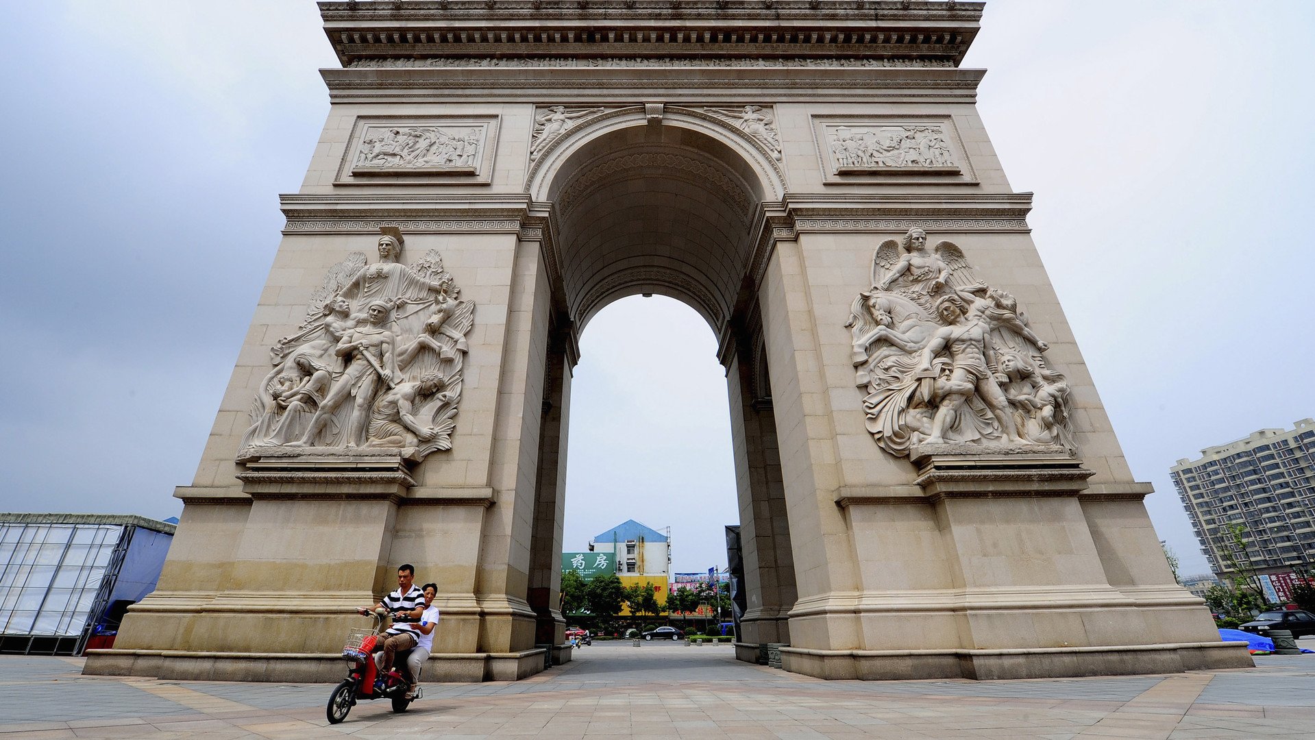 نسخة مقلدة من قوس النصر في باريس بمقاطعة غيانغسو الصينية، 10 أغسطس/آب 2014