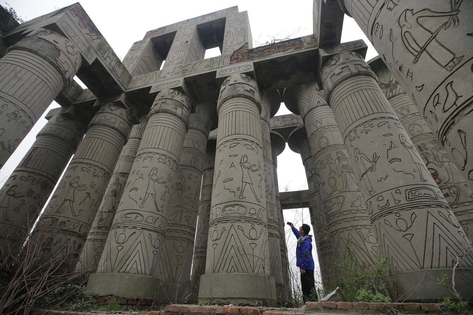 أعمدة في متنزه وانغو الصيني تشبه أعمدة معبد الكرنك في مدينة الأقصر المصرية، 12 مارس 2013