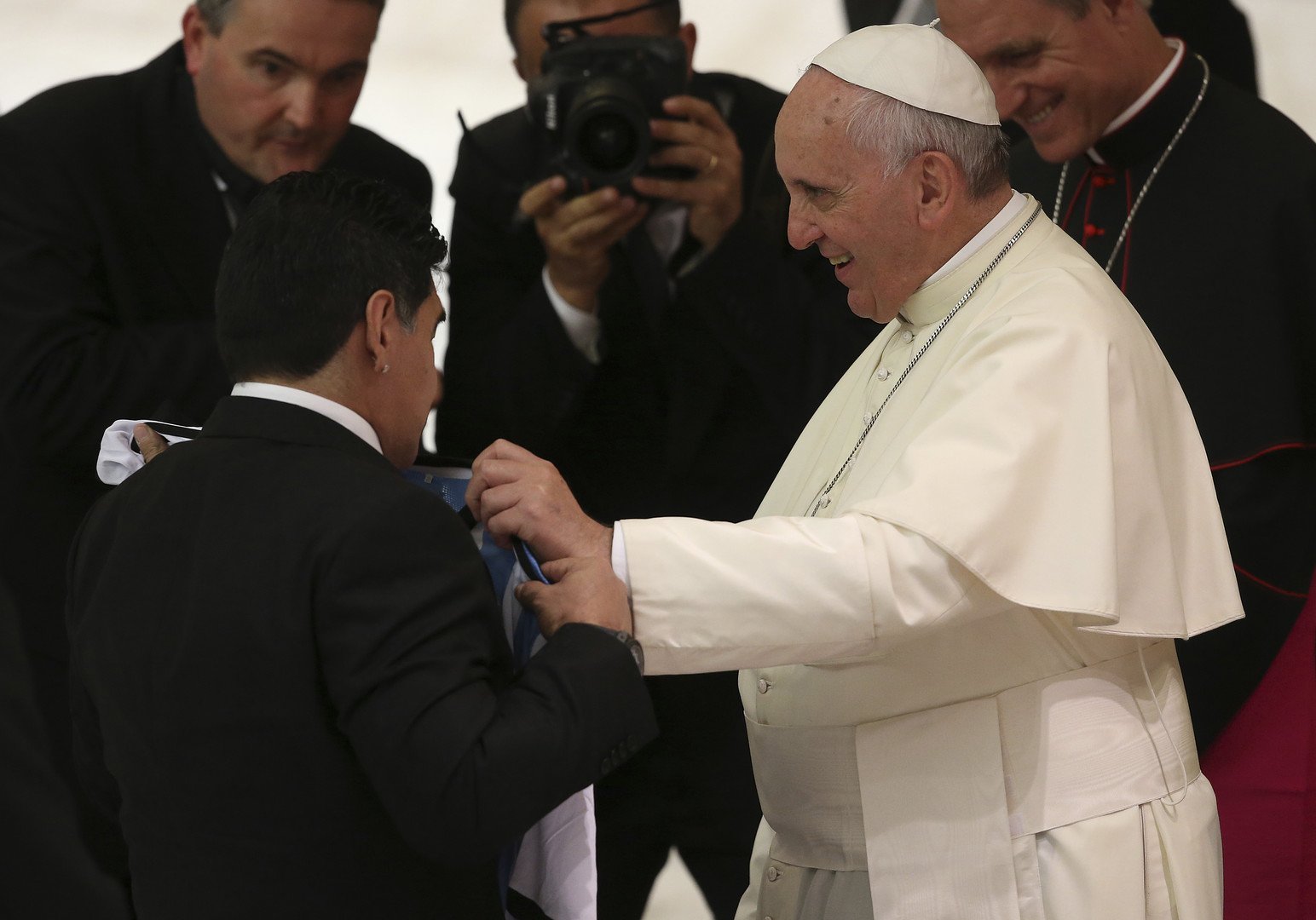 مارادونا في ضيافة البابا فرانسيس لمباراة من أجل السلام