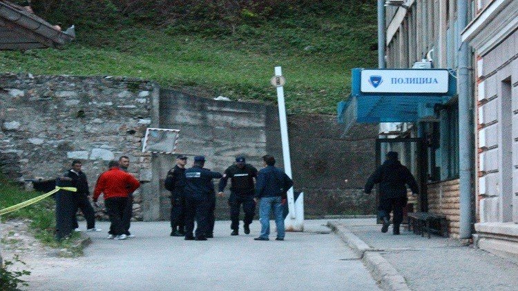 مقتل شرطي وجرح اثنين بهجوم على مركز شرطة في البوسنة 