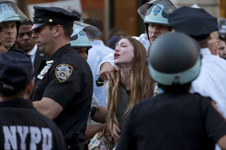 متظاهرو بالتيمور يتحدون حظر التجوال.. والشرطة تعتقل أكثر من 60 شخصا في نيويورك (فيديو + صور)