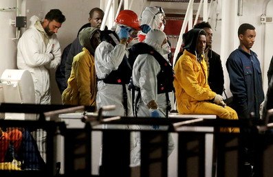 الناجون من المهاجرين على متن قارب قوات حرس الحدود الإيطالية بعد وصولهم مرفأ كاتانيا في صقلية