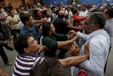 تشابك بين هنود أثناء وجودهم في طابور لركوب الطائرة والعودة إلى بلادهم