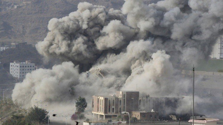 التحالف يقصف مطار صنعاء لمنع طائرة إيرانية من الهبوط