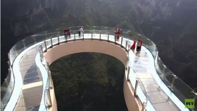 الصين.. السياح على سطح أعلى وأطول ممشى زجاجي (فيديو)