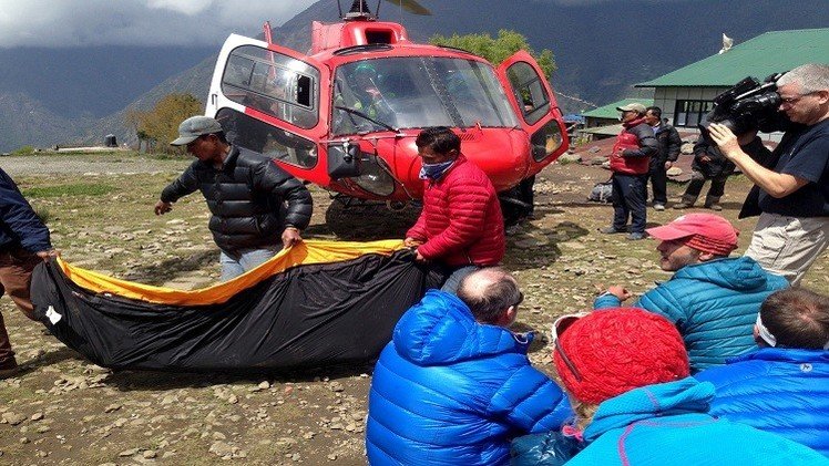 انتشال جثث 100 شخص على الأقل قتلوا بانهيار ثلجي إثر زلزال نيبال
